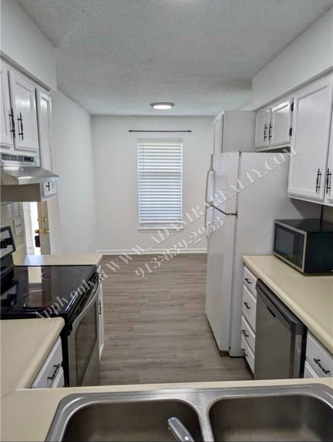 Building Photo - Spacious 3 Bed 2 Bath Duplex in Blue Sprin...