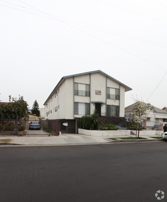 Building Photo - 1336 N Kenmore Ave