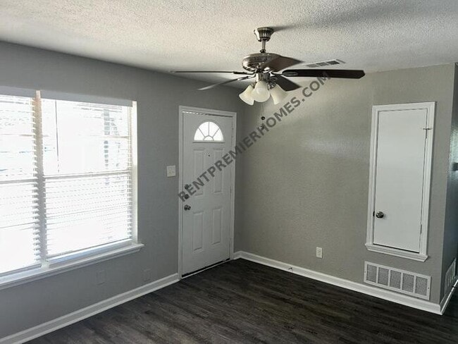 Building Photo - 1833 Grove Cir