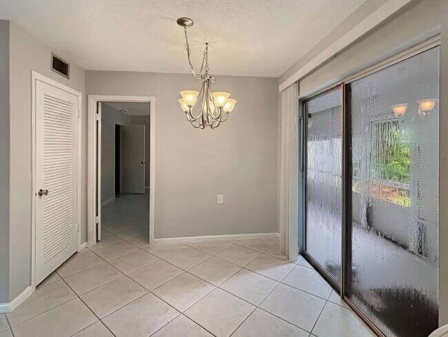 Foto del edificio - Well-Maintained 2-Bedroom Condo in Meridian Park | 55+ Community | Palm Beach Gardens