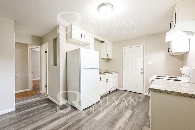 Foto del edificio - Fall in love with this 3 BR, 1 BA home