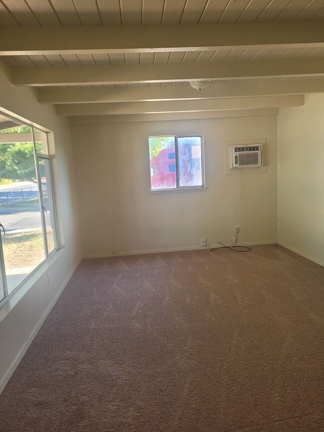 Foto del edificio - Charming cottage on large corner lot