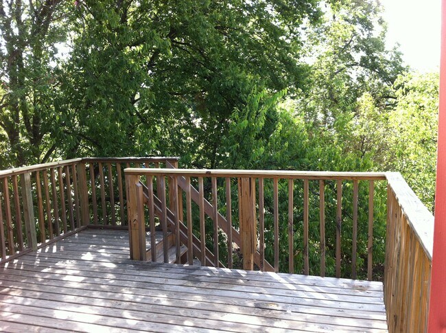 Terraza elevada con un pequeño patio trasero. - 338 La Manda Blvd