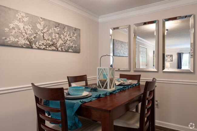 2HAB, 2BA - 1.060 ft² - Comedor - Deep River Pointe Apartments