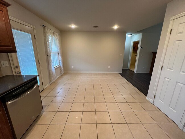 Building Photo - 3 Bedroom, 2 Bath Home on a Quiet Cul-de-Sac