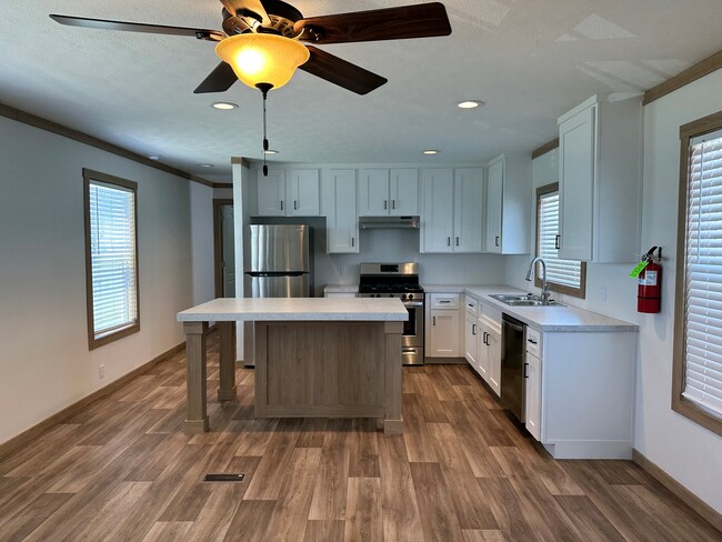 Building Photo - 2101 SW 38th St