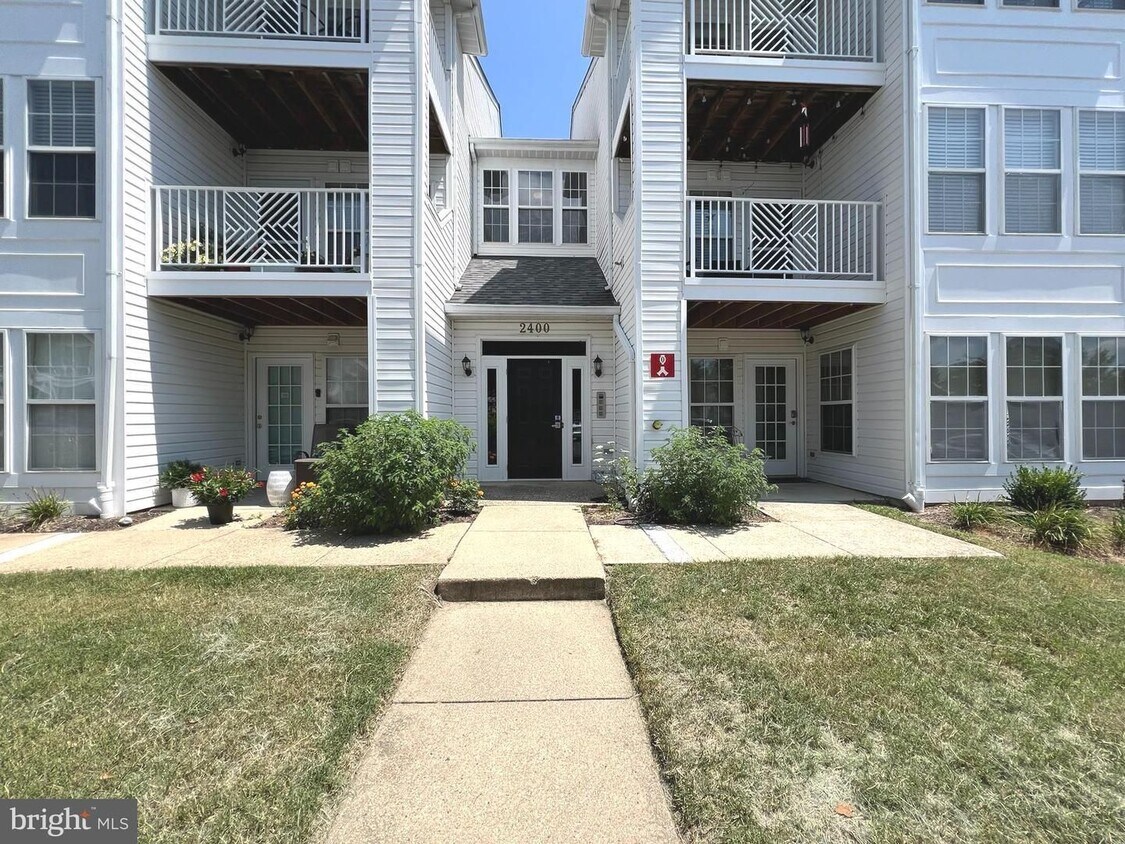 Foto principal - Gorgeous Light-Filled 2BR/2BA Penthouse Condo in Piney Orchard.