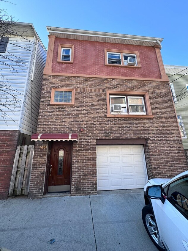 Foto principal - 7007 Madison St