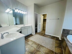 Building Photo - 4702 Sedgewood Dr