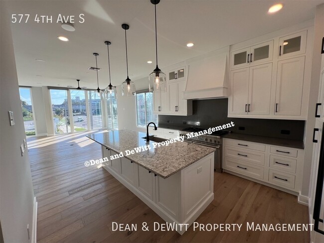 Building Photo - Luxury Townhome in Downtown St Pete - For ...