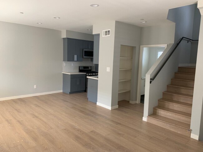 Building Photo - 646 Serrano Ave