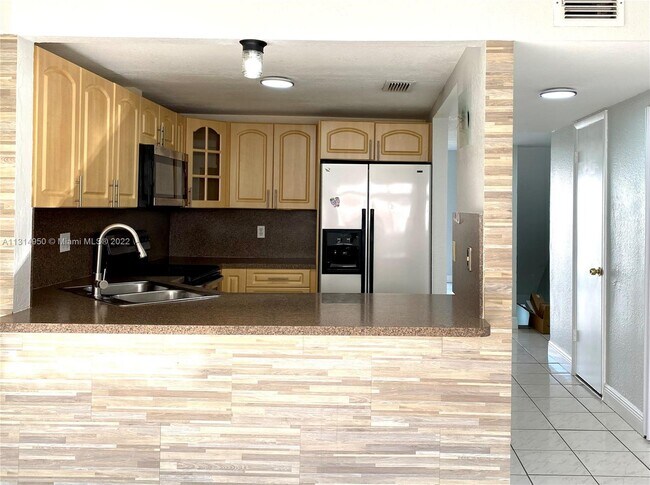 Foto del edificio - 950 SW 104th Ct