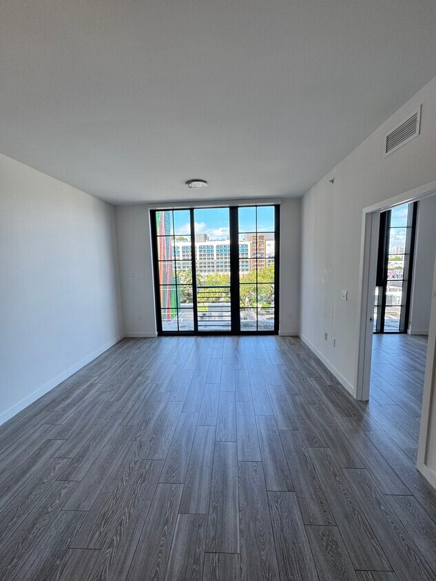 Ventana de piso a techo en la sala de estar - 160 NW 27th St