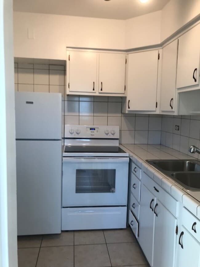 Foto del edificio - Elmhurst One Bedroom Apartment ~ Parking I...