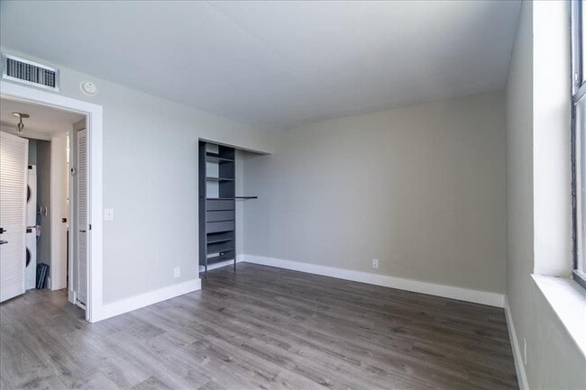 Building Photo - 113 Lake Emerald Dr