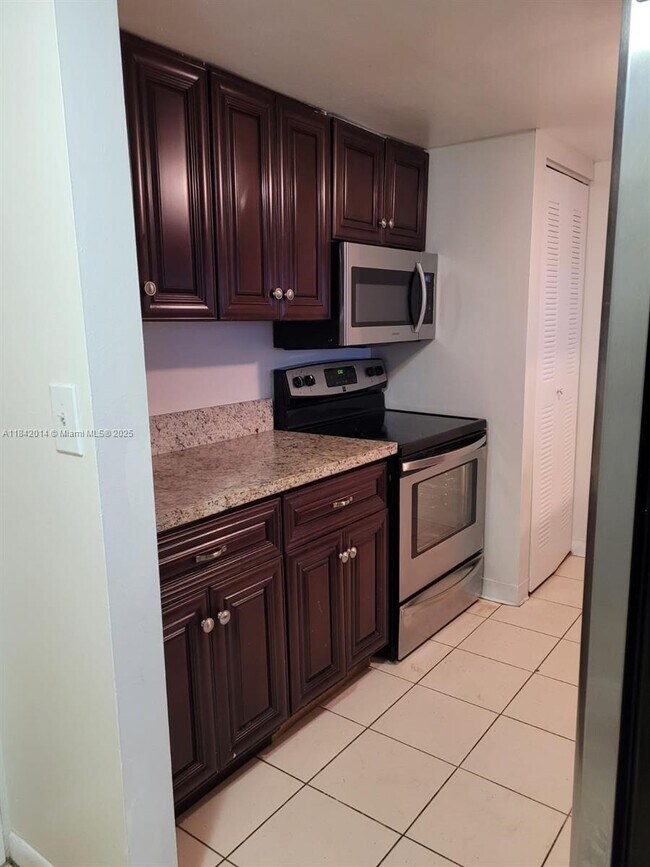 Foto del edificio - 7601 E Treasure Dr