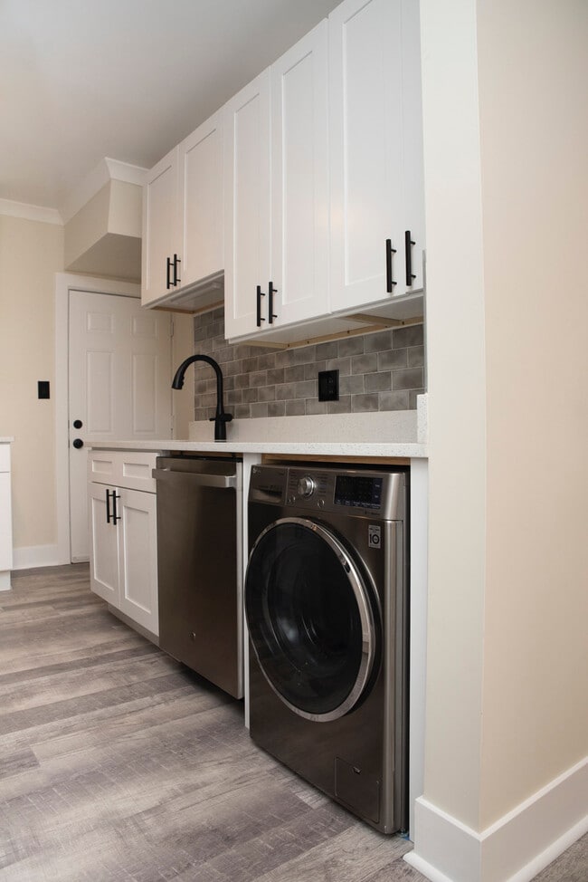 Building Photo - 3837 N Greenview Ave