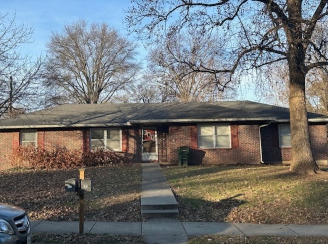 Primary Photo - 664 Evergreen St
