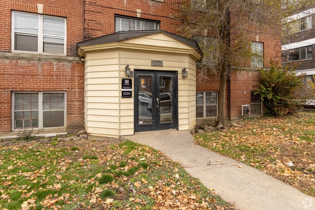 Building Photo - 5777 Ch De La Côte-Saint-Luc