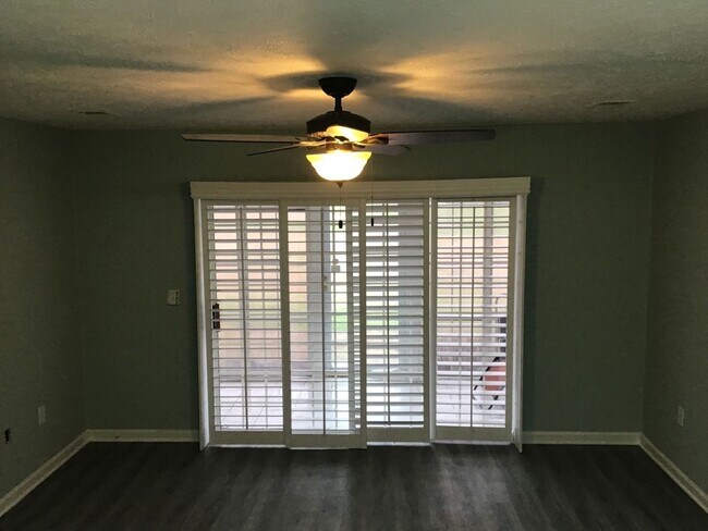 Foto del edificio - Golf Course View From This One Bedroom Con...