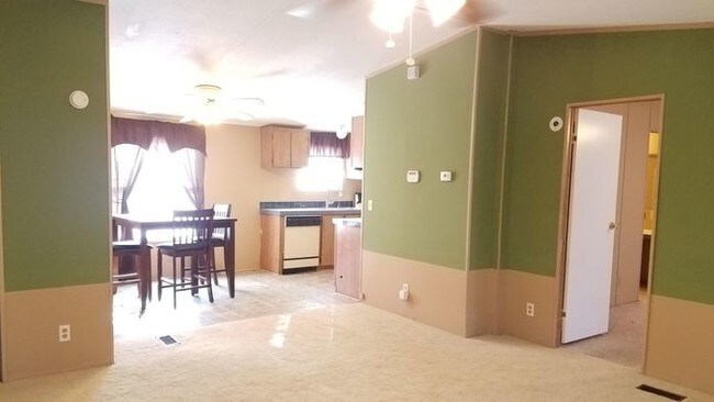 Building Photo - 3 bedroom 2 bath home on a nice sized lot.
