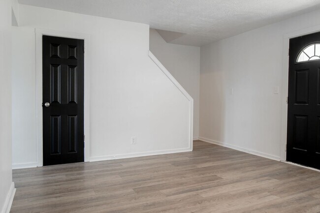 Foto del edificio - Available Now: 3-Bedroom Townhouse – Lower...