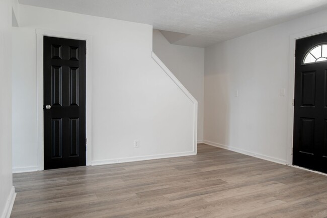 Building Photo - Coming Soon: Charming 3-Bedroom Townhouse ...