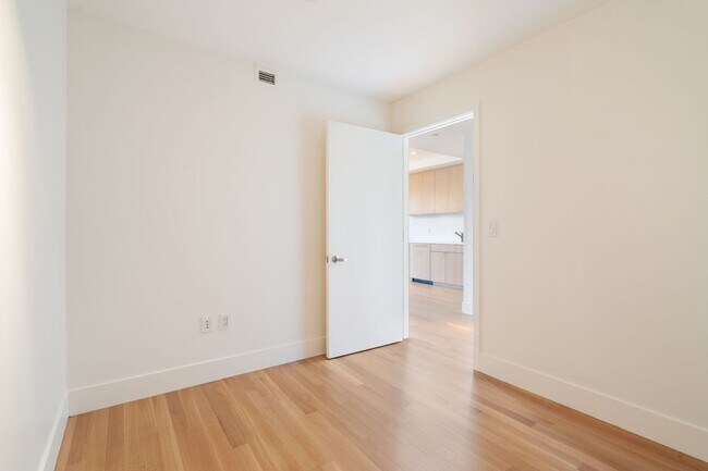 Building Photo - 937 NW Glisan St