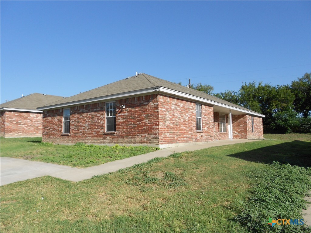 Foto principal - 1001 N Hackberry St