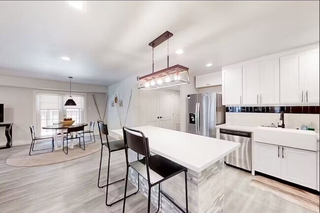 Foto del edificio - 6325 Riverview Way