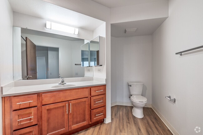 2 habitaciones, 1 baño - 860 pies cuadrados - Baño - 1101 Howard St