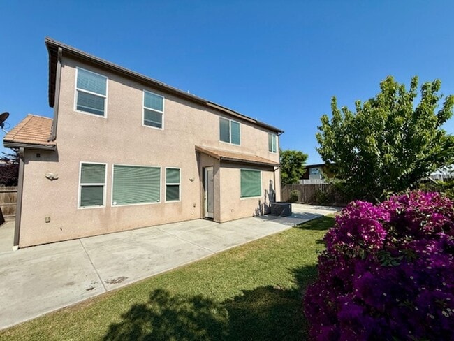 Building Photo - Beautiful Spacious 5 Bedroom Home located ...