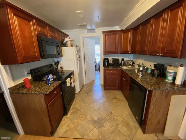 Building Photo - 3 br, 1 bath  - 1000 E Ann St Apt 3 #3