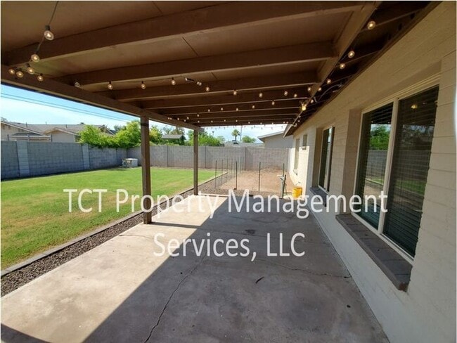 Foto del edificio - Charming 3 bedroom with HUGE backyard