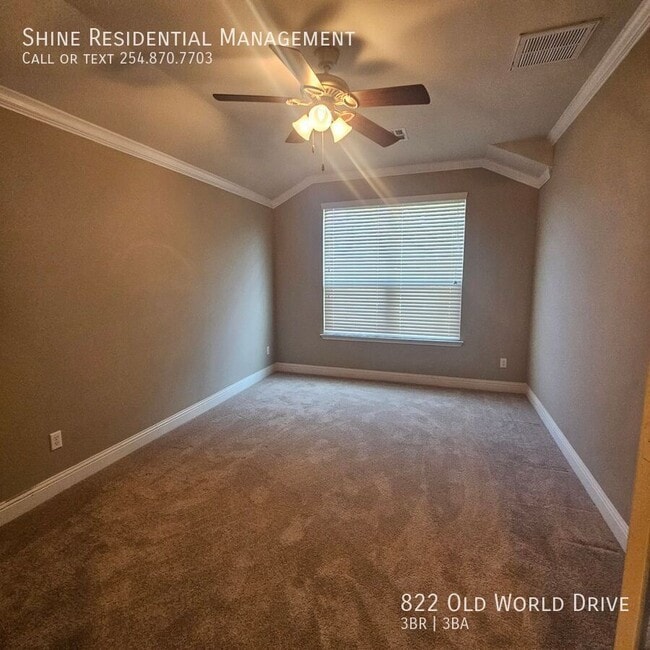 Foto del edificio - 822 Old World Dr