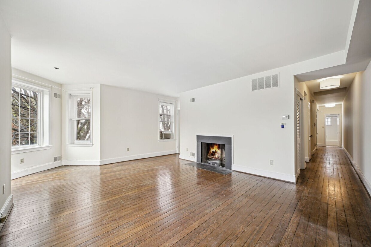 Primary Photo - 2 bed // 1 bath Close to Capitol Hill & Th...