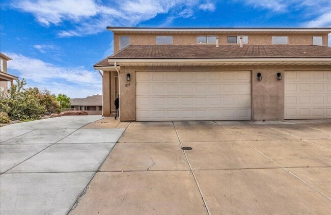 Building Photo - 1277 W Las Hurdes Dr