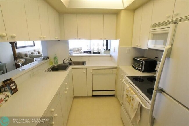 Building Photo - 4010 Galt Ocean Dr
