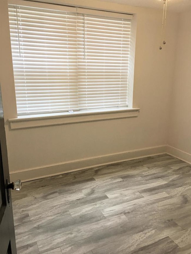 Building Photo - Remodeled Downtown Apartment