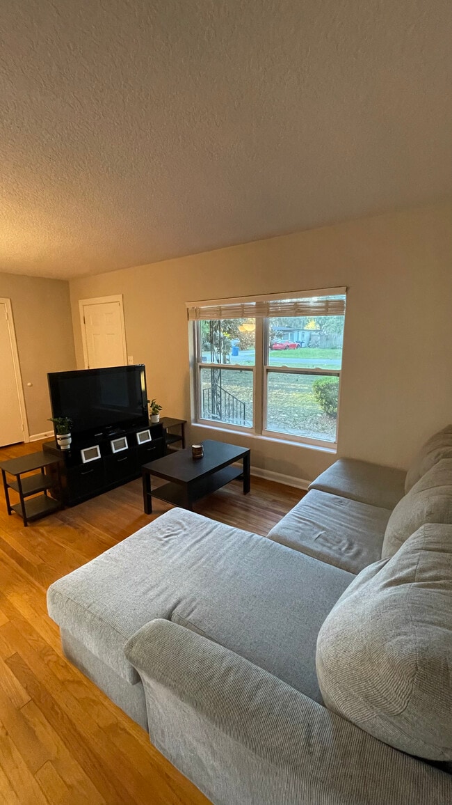 Common Lounge Area - 5654 Baywood Ter