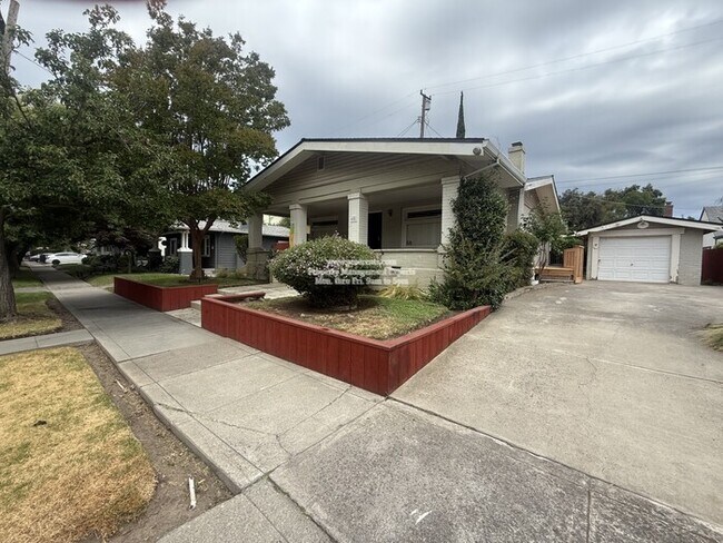 Foto del edificio - 651 Bedford Rd