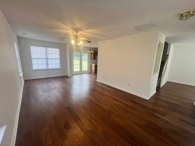 Foto del edificio - Beautiful 3 BR/2.5 Bath in well sought aft...