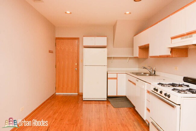 Building Photo - 1224 W Belmont Ave