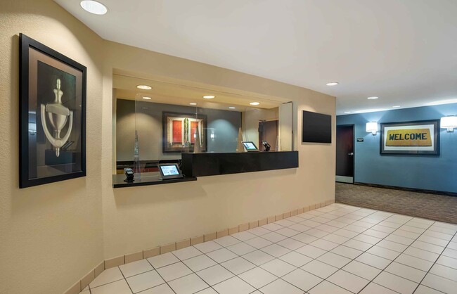 Lobby and Guest Check-in - Furnished Studio - Kenner