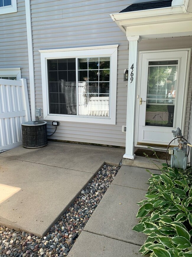 Building Photo - NEW PAINT AND CARPET! 2 Bed/1.5 Bath Townh...