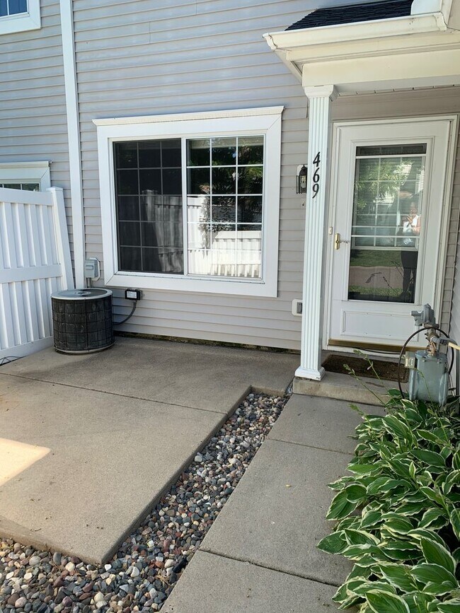 Foto del edificio - NEW PAINT AND CARPET! 2 Bed/1.5 Bath Townh...