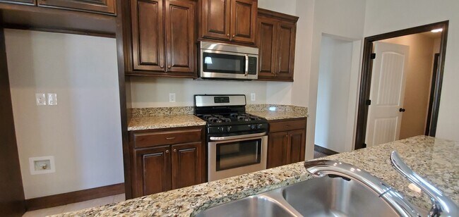 Foto del edificio - Great 4 Bedroom 2 Bath 2 Car Garage In Okc...