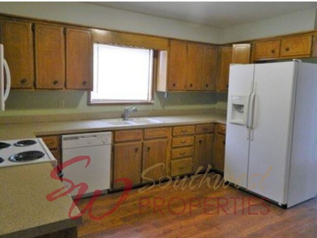 Building Photo - Charming 2 Bedroom Home with Hardwood Floors, Bay Window, High Ceilings + Fenced Yard!