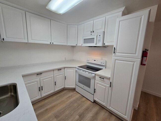 Building Photo - Spacious 3-Bedroom, 2-Bathroom Home on a C...