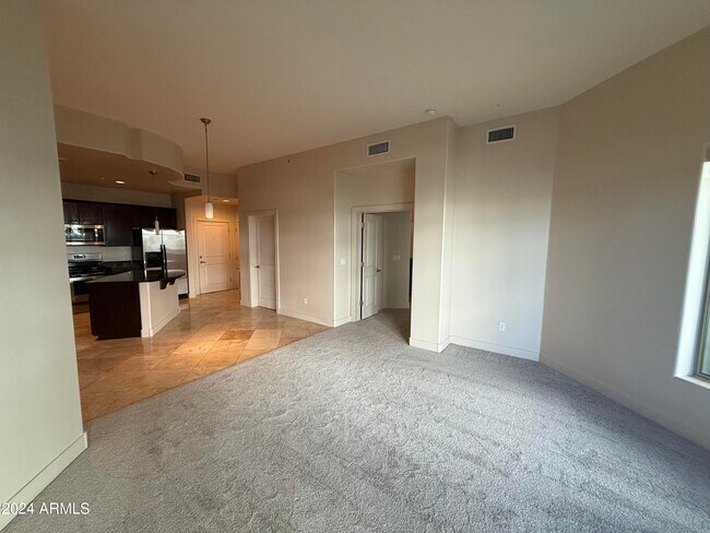 Building Photo - 945 E Playa Del Norte Dr